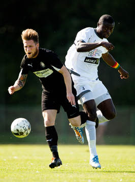 Höllvikens Dino Mesic och FC Rosengårds Emmanuel Okine
