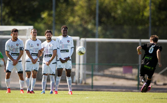 FC Rosengårds Ylli Shabani, Granit Sherifi, Ali Burrniku, Dennis Anwi i frisparksmuren. Höllvikens Daniel Jovanovic skjuter