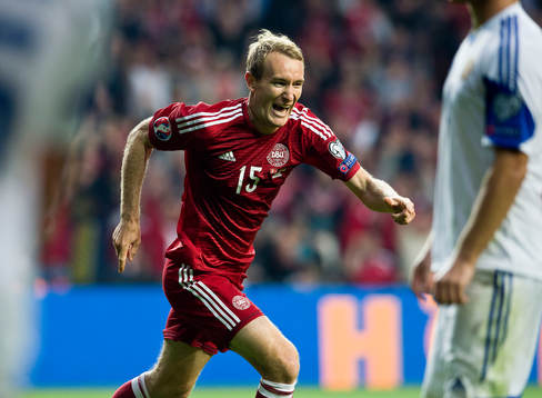 Thomas Kahlenberg, DK, jubler efter sit mål til 2-1