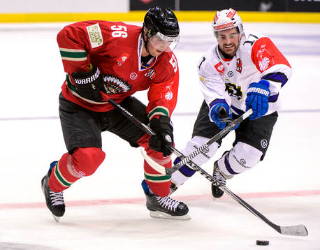 Frölundas Erik Gustafsson jagas av Villachs Sean Ringrose