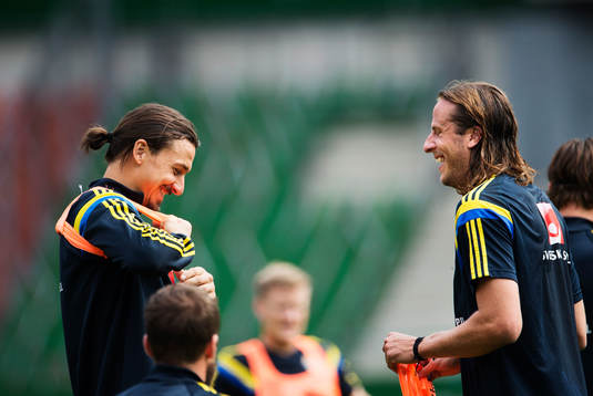 Zlatan Ibrahimovic och Jonas Olsson skrattar tillsammans