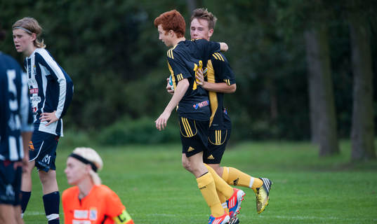 IFK Hässleholms Kevin Zenthio och Theo Ekström  i matchen för 15-åringar mellan IFK Hässleholm och Kristianstads FF i  Hässleholm 7 september 2014.