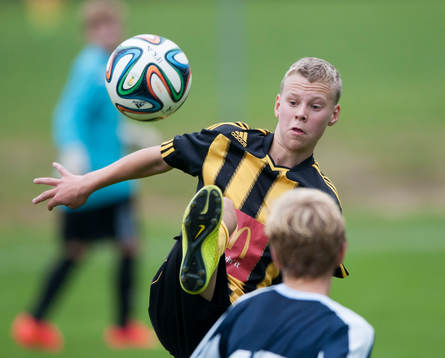 Hög spark, IFK Hässleholms Jakob Svensson i matchen för 15-åringar mellan IFK Hässleholm och Kristianstads FF i  Hässleholm 7 september 2014.