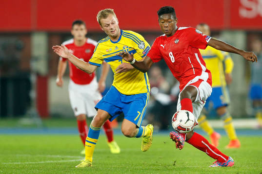 Sveriges Sebastian Larsson i kamp om bollen med Österrikes