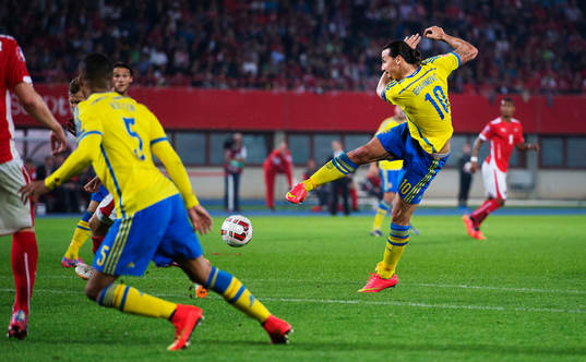Sveriges Zlatan Ibrahimovic skjuter ett skott