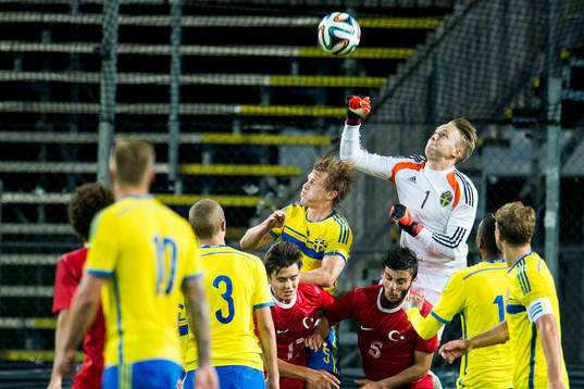 Sveriges målvakt Patrik Carlgren boxar bollen framför Emil Krafth och Turkiets Enes Unal och Hakan Cinemre