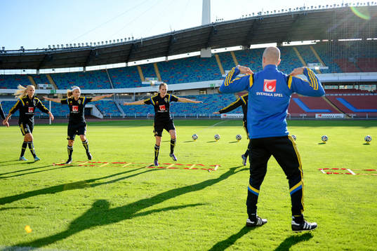 Matti Demegård, assisterande förbundskapten hjälper till
