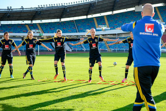 Matti Demegård, assisterande förbundskapten hjälper till