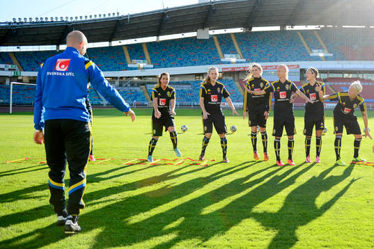 Matti Demegård, assisterande förbundskapten hjälper till