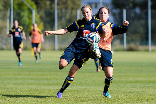 Jessica Samuelsson i närkamp med Antonia Göransson