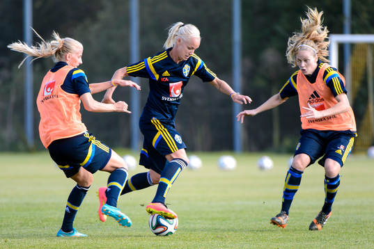Caroline Seger (m) i närkamp med Sofia Jakobsson (v) och Lisa Dahlkvist (h)