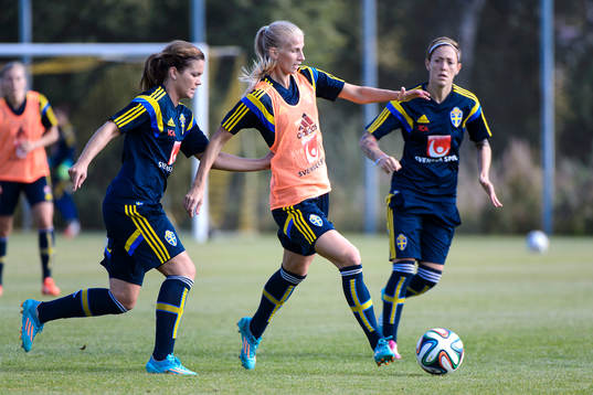 Hanna Folkesson i närkamp med Sofia Jakobsson