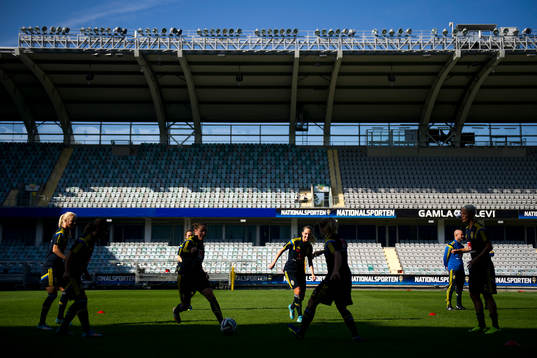 Antonia Göransson och Elin Rubensson tränar tillsammans med sina lagkamrater