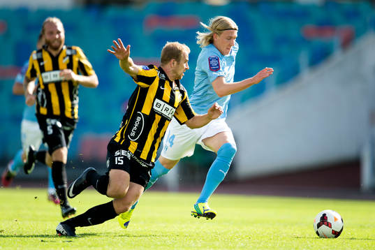 Malmö FFs Simon Kroon i kamp med Häckens Kari Arkivuo