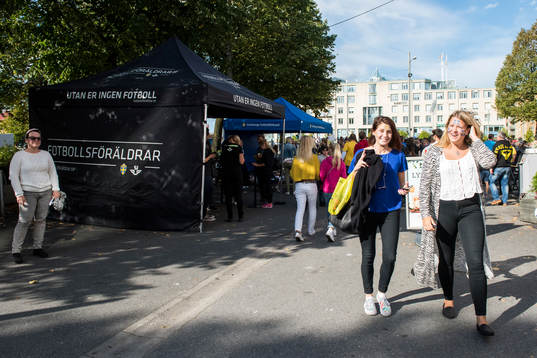 Aktiviteter utanför arenan innan fotbollsmatchen i damernas VM-kval mellan Sverige och Bosnien den 9 september 2014 i Göteborg.
