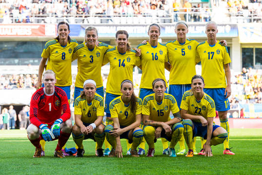  Lotta Schelin, Linda Sembrant, Hanna Folkesson, Lina Nilsson , Marina Pettersson-Engström, Caroline Seger. Främre raden fr vänster: målvakt Hedvig Lindahl, Sara Thunebro, Kosovare Asllani, Therese Sjögran, Olivia Schough  innan fotbollsmatchen i damernas VM-kval mellan Sverige och Bosnien den 9 september 2014 i Göteborg.