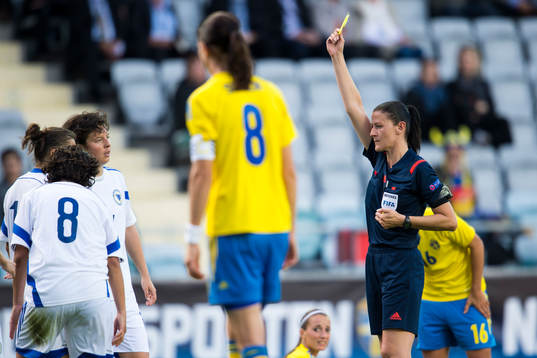 Domare Zuzana Kovacova visar gult kort