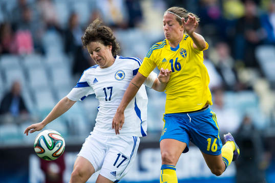 Sveriges Lina Nilsson i kamp med Bosniens Amela Krso