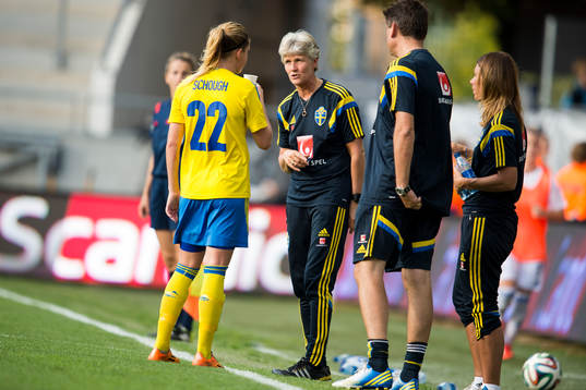 Sveriges förbundskapten Pia Sundhage pratar med Olivia Schough 