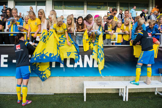 Sveriges Lotta Schelin och Therese Sjögran skriver autografer