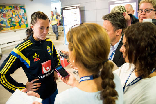 Sveriges Lotta Schelin pratar med pressen