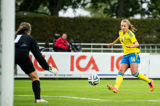 Sveriges Maja Norrhamn mot Moldaviens målvakt Margarita Panova