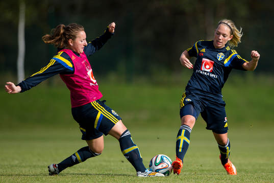 Antonia Göransson i kamp om bollen med Elin Rubensson