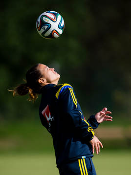 Malin Diaz tricksar med bollen