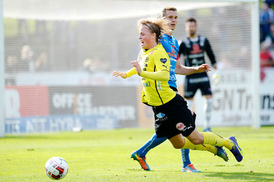 Halmstads Richard Magyar fäller Mjällbys Robin Strömberg