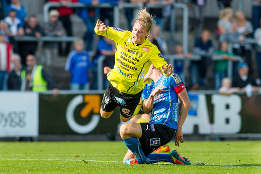Halmstads Richard Magyar fäller Mjällbys Robin Strömberg