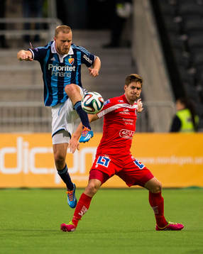 Djurgårdens Fredrik Stenman i kamp om bollen med Åtvidabergs Victor Sköld