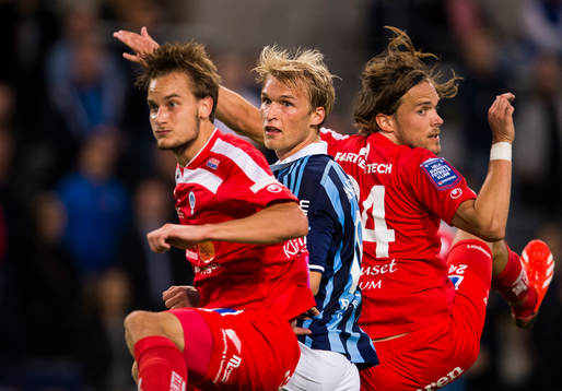 Djurgårdens Sebastian Andersson (m)  i en nickduell med