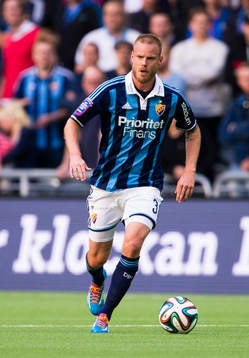Djurgårdens Fredrik Stenman med bollen