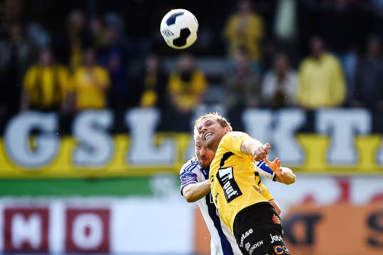 Elfsborgs Anders Svensson och IFK Göteborgs Adam Johansson i en nickduell