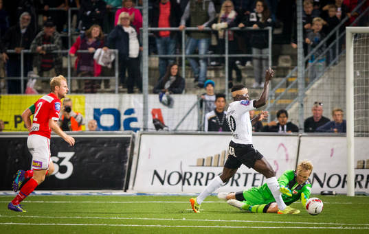 Kalmars målvakt Ole Söderberg kapar Örebros Alhassan Kamara och får rött kort mellan Örebro och Kalmar i Allsvenskan den 15 september 2014 i Örebro.
