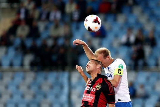 Norrköpings Andreas Johansson och Brommapojkarnas Mauricio Albornoz i nickduell