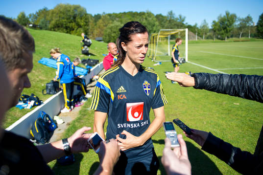 Lotta Schelin blir intervjuad