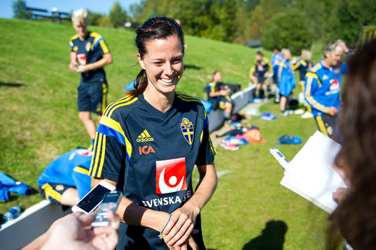 Lotta Schelin blir intervjuad
