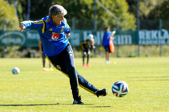 Förbundskapten Pia Sundhage skjuter en boll