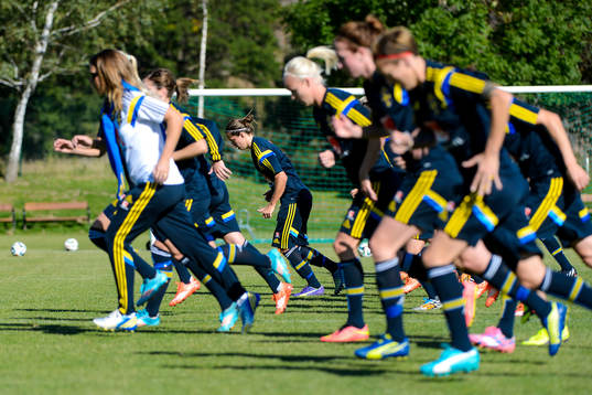 Lina Nilsson värmer upp med resten av laget
