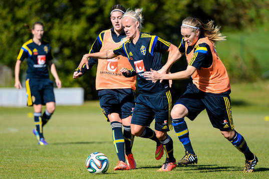 Närkamp mellan Olivia Schough, Caroline Seger och Lisa Dahlkvist