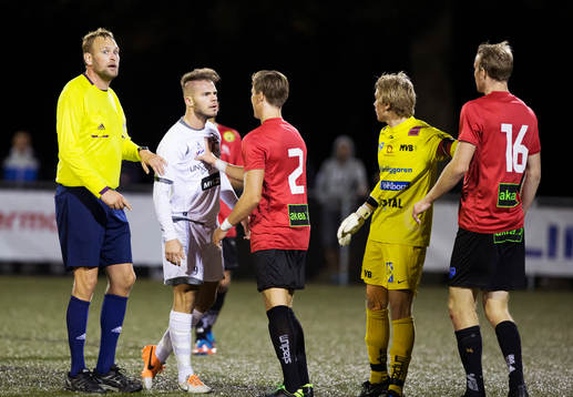  Besemir Faniq från Rosengård i bråk med Simon Henningsson från LB07 och domaren Niklas Andersson har koll