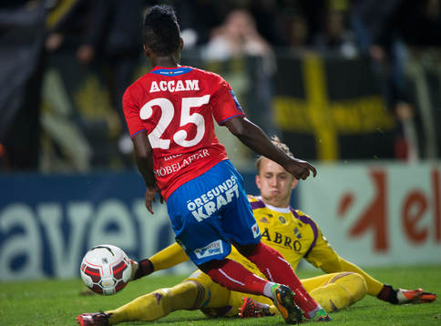 Helsingborgs David Accam dribblar AIK-målvakten Patrik