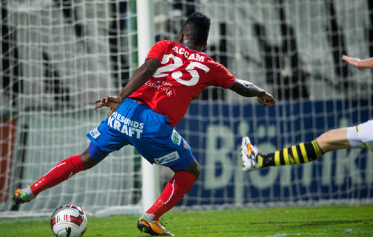 Helsingborgs David Accam lurar Nils-Eric Johansson och gör