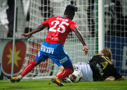 Helsingborgs David Accam lurar Nils-Eric Johansson och gör