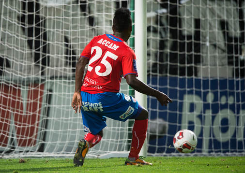 Helsingborgs David Accam lurar Nils-Eric Johansson och gör