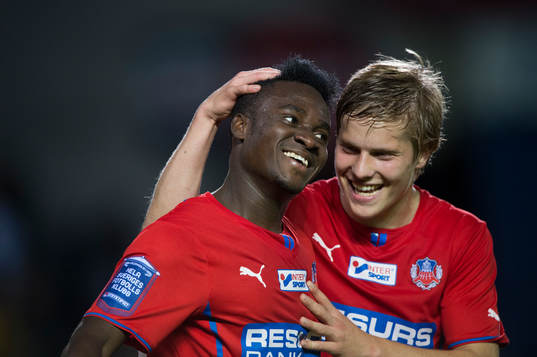 Helsingborgs David Accam har gjort 2-0 och grattas av Jere
