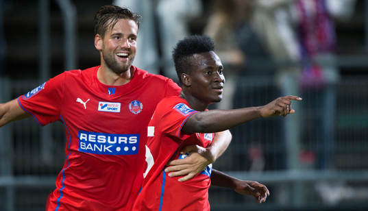 Helsingborgs David Accam har gjort 2-0 och grattas av