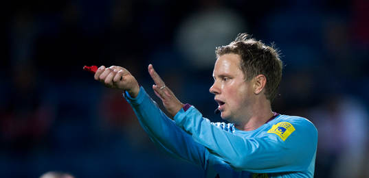 Domaren Markus Strömbergsson visar för hands i matchen i allsvenskan mellan Helsingborg och AIK 15 september 2014.
