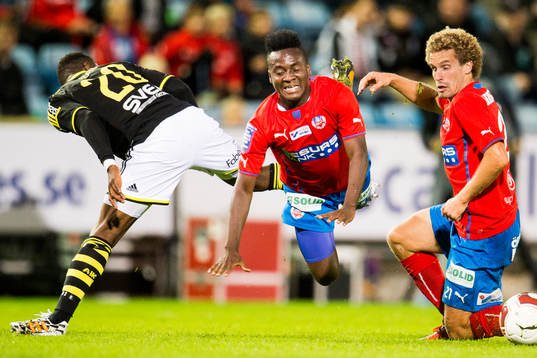 s Ibrahim Moro kapar Helsingborgs David Accam, till höger